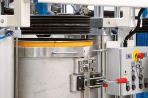 Option 3: Die neue Lösung arbeitet mit einem Vakuumspannfass von Tartler, das wie eine Vakuumkammer funktioniert. Dadurch wird die Erzeugung eines hohen Vakuums im Fass möglich. Beim Fasswechsel wird keine Luft in das System eingebracht und Materialverlust sowie Spritzgefahr sind ausgeschlossen. Option 3: Die neue Lösung arbeitet mit einem Vakuumspannfass von Tartler, das wie eine Vakuumkammer funktioniert. Dadurch wird die Erzeugung eines hohen Vakuums im Fass möglich. Beim Fasswechsel wird keine Luft in das System eingebracht und Materialverlust sowie Spritzgefahr sind ausgeschlossen.