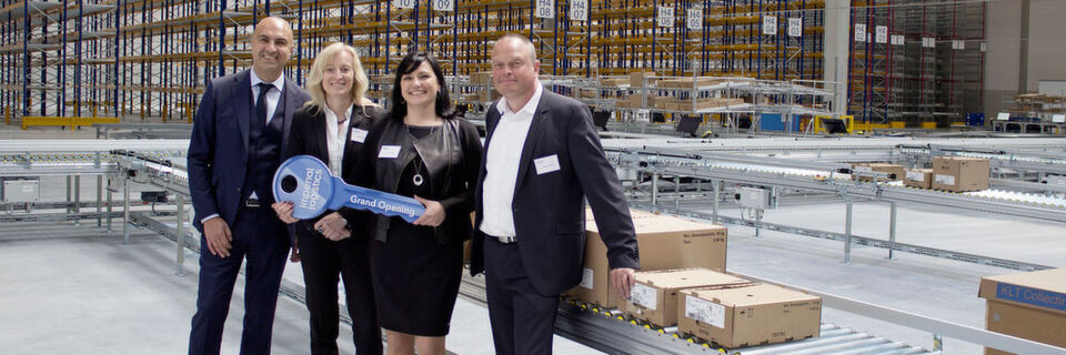 Hakan Bicil, CEO Imperial Logistics International, Astrid Lühring, Mitglied der Geschäftsführung Volkswagen-Konzernlogistik, Beatrice Liedtke, Site Manager Wilhelmshaven, Imperial Logistics International, und Frank Leweling, Head of Project Management BTS, Panattoni Europe (v. l.) bei der Eröffnung des neuen Verpackungszentrums. Hakan Bicil, CEO Imperial Logistics International, Astrid Lühring, Mitglied der Geschäftsführung Volkswagen-Konzernlogistik, Beatrice Liedtke, Site Manager Wilhelmshaven, Imperial Logistics International, und Frank Leweling, Head of Project Management BTS, Panattoni Europe (v. l.) bei der Eröffnung des neuen Verpackungszentrums.