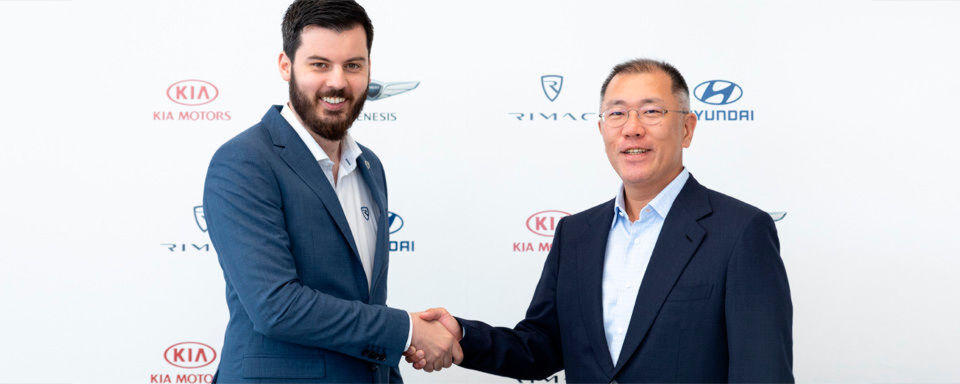 Mate Rimac, Gründer und CEO von Rimac Automobili (l.), und Euisun Chung, Executive Vice Chairman der Hyundai Motor Group, besiegeln den Vertrag. Mate Rimac, Gründer und CEO von Rimac Automobili (l.), und Euisun Chung, Executive Vice Chairman der Hyundai Motor Group, besiegeln den Vertrag.