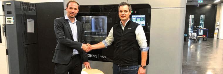 André Bialoscek, Head of Vehicle Physical Integration Hennigsdorf, Bombardier, mit einem 3D-gedruckten Luftkanal, gemeinsam mit Dominik Müller, Strategic Account Manager bei Stratasys André Bialoscek, Head of Vehicle Physical Integration Hennigsdorf, Bombardier, mit einem 3D-gedruckten Luftkanal, gemeinsam mit Dominik Müller, Strategic Account Manager bei Stratasys