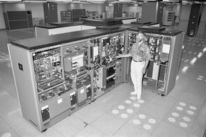 Die Mainframe-Historie der Swisscom reicht lange zurück: Auf diesem Bild schaltet im Sommer 1990 Werner Pfäffli einen Mainframe bei der “Schweizer Post” (PTT) an Die Mainframe-Historie der Swisscom reicht lange zurück: Auf diesem Bild schaltet im Sommer 1990 Werner Pfäffli einen Mainframe bei der “Schweizer Post” (PTT) an