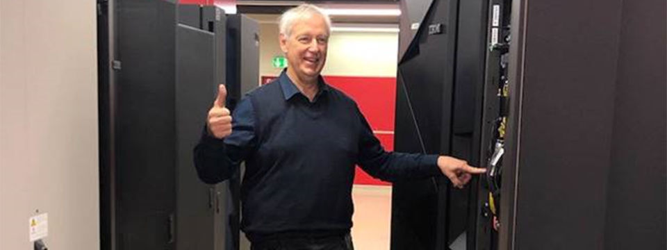 Ein historischer Moment: Werner Pfäffli schaltet im April 2019 den Mainframe von Swisscom in Bern aus. Die Großrechnerepoche bei dem Telekommunikationsdienstleiter ist beendet. Ein historischer Moment: Werner Pfäffli schaltet im April 2019 den Mainframe von Swisscom in Bern aus. Die Großrechnerepoche bei dem Telekommunikationsdienstleiter ist beendet.