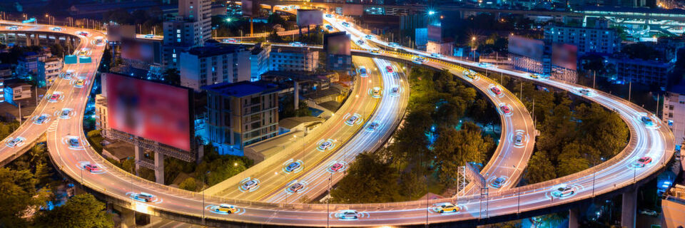 Intelligente und individuell angepasste Routenführung mit Live-Daten aus der Smart City können helfen, den Verkehr in der Stadt zu entlasten. Intelligente und individuell angepasste Routenführung mit Live-Daten aus der Smart City können helfen, den Verkehr in der Stadt zu entlasten.