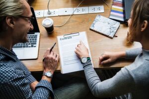 Der Weg zum Arbeitsvertrag verläuft mittlerweile oft anders: Unternehmen müssen sich im „War for Talents“ um Fachkräfte bewerben und sie von sich überzeugen – Stichwort Reverse Recuiting. Der Weg zum Arbeitsvertrag verläuft mittlerweile oft anders: Unternehmen müssen sich im „War for Talents“ um Fachkräfte bewerben und sie von sich überzeugen – Stichwort Reverse Recuiting.