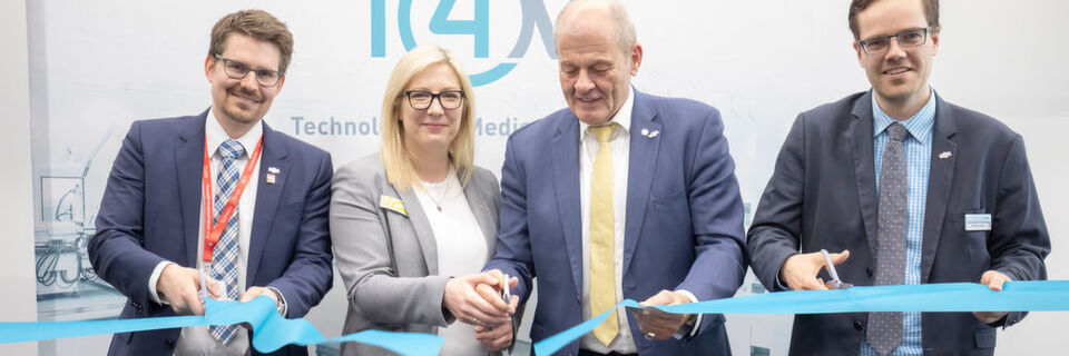 Jonas Frey, Projekt Manager Swiss MedTech, Tanja Wendling, Projektleiterin der T4M, Ulrich Kromer von Baerle, Geschäftsführer und Sprecher der Messe Stuttgart und Niklas Kuczaty, Geschäftsführer VDMA Arbeitsgemeinschaft Medizintechnik (v.l.n.r.) eröffnen die erste T4M – Technology for Medical Devices in Stuttgart. Jonas Frey, Projekt Manager Swiss MedTech, Tanja Wendling, Projektleiterin der T4M, Ulrich Kromer von Baerle, Geschäftsführer und Sprecher der Messe Stuttgart und Niklas Kuczaty, Geschäftsführer VDMA Arbeitsgemeinschaft Medizintechnik (v.l.n.r.) eröffnen die erste T4M – Technology for Medical Devices in Stuttgart.