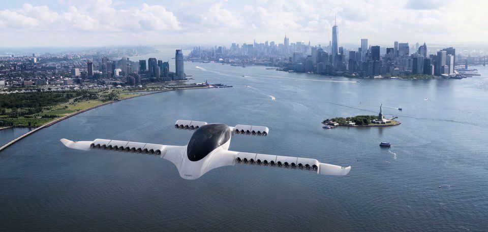 Das fünfsitzige elektrische Flugtaxi Lilium Jet hat in Oberpfaffenhofen bei München seinen Jungfernflug erfolgreich absolviert. Das fünfsitzige elektrische Flugtaxi Lilium Jet hat in Oberpfaffenhofen bei München seinen Jungfernflug erfolgreich absolviert.