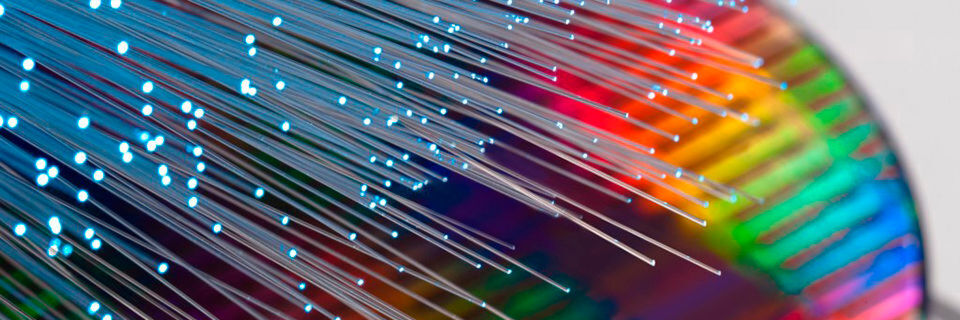 Intel arbeitet seit vielen Jahren an der Kombination von photonischen Schaltkreisen mit Silizium-Chips. Intel arbeitet seit vielen Jahren an der Kombination von photonischen Schaltkreisen mit Silizium-Chips.