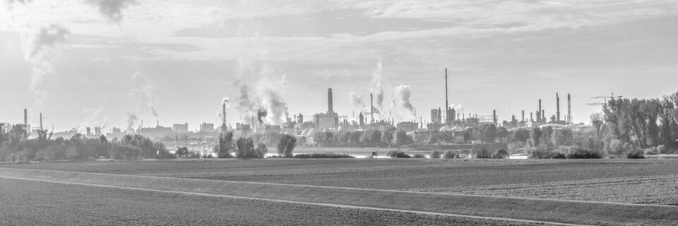 Die Manager deutscher Chemieunternehmen setzen auf Kreislaufwirtschaft, CO2-Reduzierung, Effizienzmaßnahmen und fordern von der Politik die passenden Rahmenbedingungen. Die Manager deutscher Chemieunternehmen setzen auf Kreislaufwirtschaft, CO2-Reduzierung, Effizienzmaßnahmen und fordern von der Politik die passenden Rahmenbedingungen.