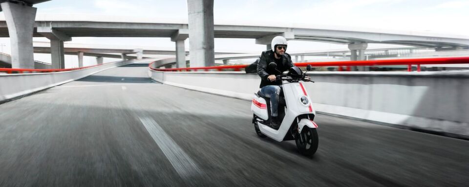 Der Niu NGT erreicht eine Höchstgeschwindigkeit von 70 km/h und darf demnach auf die Autobahn. Der Niu NGT erreicht eine Höchstgeschwindigkeit von 70 km/h und darf demnach auf die Autobahn.