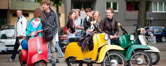 Gute Nachrichten aus Berlin: das Bundeskabinett macht den Weg frei für den Führerschein AM mit 15. Das dürfte der Zweiradbranche frische Impulse in Sachen Nachwuchs liefern. Gute Nachrichten aus Berlin: das Bundeskabinett macht den Weg frei für den Führerschein AM mit 15. Das dürfte der Zweiradbranche frische Impulse in Sachen Nachwuchs liefern.