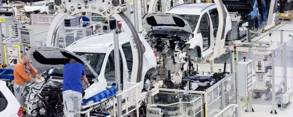 Laut einem Bericht will Volkswagen aus Kostengründen ein Modell, das eigentlich in Emden gefertigt werden sollte, nun in Osteuropa bauen. Laut einem Bericht will Volkswagen aus Kostengründen ein Modell, das eigentlich in Emden gefertigt werden sollte, nun in Osteuropa bauen.