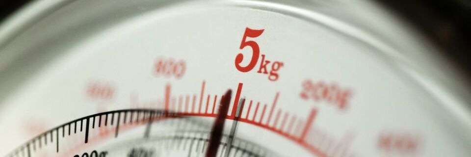 Bisher basierten alle Waagen weltweit auf dem Ur-Kilogramm – doch das wird immer leichter. Deshalb musste ein neues Bezugssystem her. Bisher basierten alle Waagen weltweit auf dem Ur-Kilogramm – doch das wird immer leichter. Deshalb musste ein neues Bezugssystem her.