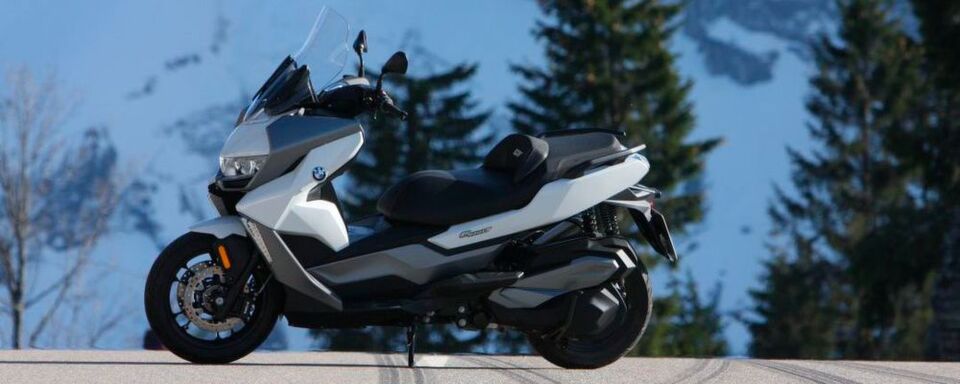 Mit 25 kW/34 PS bei 7.500 Kurbelwellenumdrehungen und einem Drehmomentmaximum von 35 Nm steht der Single bestens im Futter. Mit 25 kW/34 PS bei 7.500 Kurbelwellenumdrehungen und einem Drehmomentmaximum von 35 Nm steht der Single bestens im Futter.