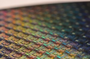 Nach zwei Jahren auf Rang zwei gilt Intel im ersten Quartal 2019 wieder als der umsatzstärkste Halbleiterhersteller weltweit. Während beinahe jedes der 15 größten Unternehmen in diesem Quartal einen Rückgang wegstecken musste, blieb der Umsatz beim kalifornischen Chipproduzenten weitgehend stabil. Nach zwei Jahren auf Rang zwei gilt Intel im ersten Quartal 2019 wieder als der umsatzstärkste Halbleiterhersteller weltweit. Während beinahe jedes der 15 größten Unternehmen in diesem Quartal einen Rückgang wegstecken musste, blieb der Umsatz beim kalifornischen Chipproduzenten weitgehend stabil.
