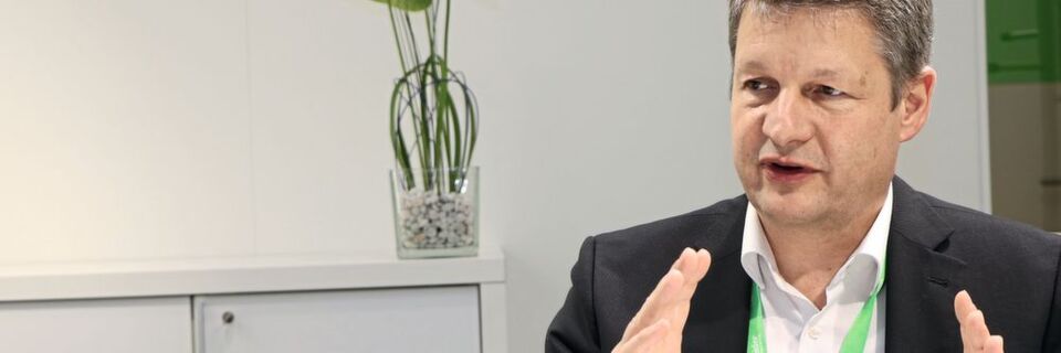 „Mit unserer Exchange-Plattform verbinden wir Menschen und schaffen so eine Community“, erklärt Jürgen Siefert, Vice President Industry von Schneider Electric Deutschland. „Mit unserer Exchange-Plattform verbinden wir Menschen und schaffen so eine Community“, erklärt Jürgen Siefert, Vice President Industry von Schneider Electric Deutschland.