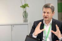 „Mit unserer Exchange-Plattform verbinden wir Menschen und schaffen so eine Community“, erklärt Jürgen Siefert, Vice President Industry von Schneider Electric Deutschland. „Mit unserer Exchange-Plattform verbinden wir Menschen und schaffen so eine Community“, erklärt Jürgen Siefert, Vice President Industry von Schneider Electric Deutschland.