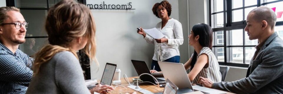 Social Selling beruht auf echten Kontakten zwischen Menschen, bei dem Experten Probleme für Ratsuchende in Interaktion lösen. Social Selling beruht auf echten Kontakten zwischen Menschen, bei dem Experten Probleme für Ratsuchende in Interaktion lösen.