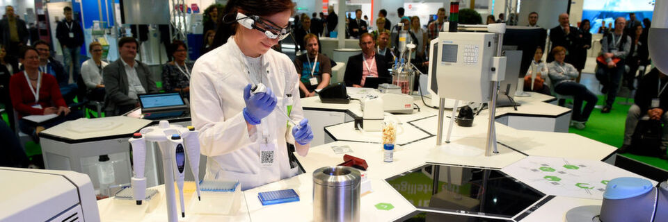 Abb. 1: Während der Labvolution vom 21. bis 23. Mai in Hannover finden mehrmals täglich Live-Vorführungen im Smartlab – dem intellligenten Labor der Zukunft – statt. Abb. 1: Während der Labvolution vom 21. bis 23. Mai in Hannover finden mehrmals täglich Live-Vorführungen im Smartlab – dem intellligenten Labor der Zukunft – statt.