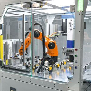 Dass auch kleinere Unternehmen vielfältige Potenziale für den Einsatz von Robotern bieten, zeigt das Beispiel einer standardisierten, kompakten Roboterzelle, die Jascha Roh-mann und sein Team entwickelt haben. Die Zelle ist darauf ausgelegt, den Biegevorgang von Blechteilen zu automatisieren. Dass auch kleinere Unternehmen vielfältige Potenziale für den Einsatz von Robotern bieten, zeigt das Beispiel einer standardisierten, kompakten Roboterzelle, die Jascha Roh-mann und sein Team entwickelt haben. Die Zelle ist darauf ausgelegt, den Biegevorgang von Blechteilen zu automatisieren.