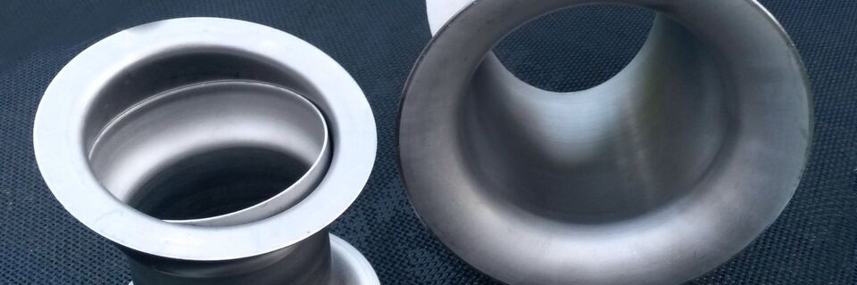 Ausblasdüsen werden mittels Metalldrücken in vielen Varianten hergestellt. Ausblasdüsen werden mittels Metalldrücken in vielen Varianten hergestellt.