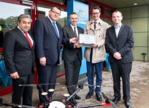 Premal A. Desai, Vorstandsmitglied Finanzen von Thyssenkrupp Steel Europe, Andreas J. Goss, Vorstandsvorsitzender von Thyssenkrupp Steel Europe, Thomas Jarzombek, Koordinator der Bundesregierung für die Deutsche Luft- und Raumfahrt, Hendrik Wüst, NRW-Verkehrsminister und Dr. Thomas Lostak, Projektleiter (v. l.), beim Probeflug. Premal A. Desai, Vorstandsmitglied Finanzen von Thyssenkrupp Steel Europe, Andreas J. Goss, Vorstandsvorsitzender von Thyssenkrupp Steel Europe, Thomas Jarzombek, Koordinator der Bundesregierung für die Deutsche Luft- und Raumfahrt, Hendrik Wüst, NRW-Verkehrsminister und Dr. Thomas Lostak, Projektleiter (v. l.), beim Probeflug.