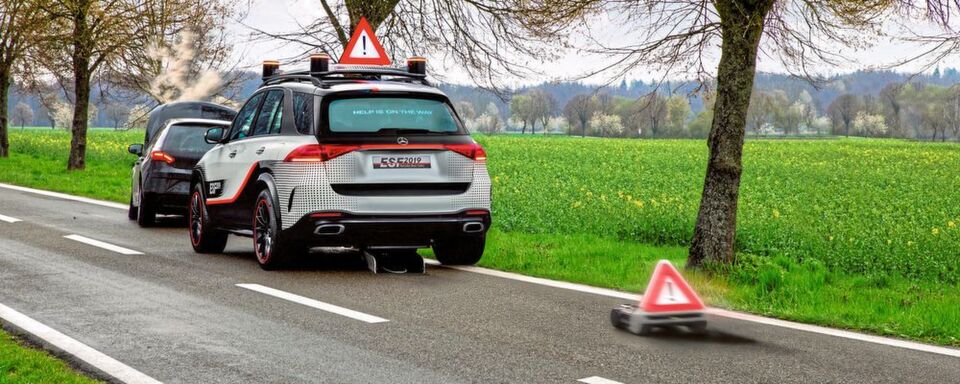 Das Experimental-Sicherheitsfahrzeug 2019 enthält viele Sicherheitselemente; darunter ein Warndreieck, das auf Knopfdruck aus dem Unterboden fährt. Das Experimental-Sicherheitsfahrzeug 2019 enthält viele Sicherheitselemente; darunter ein Warndreieck, das auf Knopfdruck aus dem Unterboden fährt.