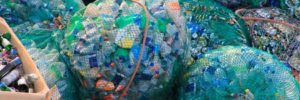 Jährlich produzieren wir über 300 Millionen Tonnen Plastikmüll – recycelt wird nur ein winziger Bruchteil. Ein neues Pyrolyseverfahren wurde jetzt erfolgreich getestet. Jährlich produzieren wir über 300 Millionen Tonnen Plastikmüll – recycelt wird nur ein winziger Bruchteil. Ein neues Pyrolyseverfahren wurde jetzt erfolgreich getestet.