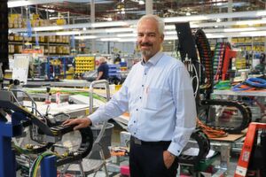 Ein klassischer Rundgang durch die Fabrik bedeutet für Igus „sehen und verstehen“. „Damit meinen wir auch, mit dem Kunden zu diskutieren, wenn man einen Verbesserungsvorschlag zu bieten hat. Es geht schließlich um die perfekte Modulkonzeption einer Energieführung, die in der Serienproduktion über Jahre wiederkehrend in die Maschine eingebaut wird“, sagt Geschäftsbereichsleiter Christian Stremlau. Ein klassischer Rundgang durch die Fabrik bedeutet für Igus „sehen und verstehen“. „Damit meinen wir auch, mit dem Kunden zu diskutieren, wenn man einen Verbesserungsvorschlag zu bieten hat. Es geht schließlich um die perfekte Modulkonzeption einer Energieführung, die in der Serienproduktion über Jahre wiederkehrend in die Maschine eingebaut wird“, sagt Geschäftsbereichsleiter Christian Stremlau.