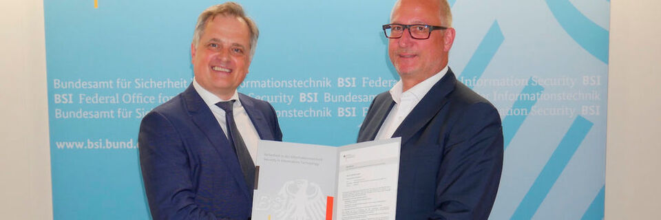 (v. l.) Stephan Vanberg (Geschäftsführer der FP Mentana-Claimsoft GmbH) und Jörg Klingler (Vorsitzender der Geschäftsführung 2KS Cloud Services GmbH) halten die BSI-Zertifizierung in den Händen (v. l.) Stephan Vanberg (Geschäftsführer der FP Mentana-Claimsoft GmbH) und Jörg Klingler (Vorsitzender der Geschäftsführung 2KS Cloud Services GmbH) halten die BSI-Zertifizierung in den Händen