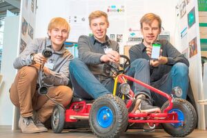 Die Praxistauglichkeit prüften die drei Gymnasiasten in einem Modellnetz, das aus einer kleinen Ladesäule und einem Elektro-Kettcar bestand. Die Praxistauglichkeit prüften die drei Gymnasiasten in einem Modellnetz, das aus einer kleinen Ladesäule und einem Elektro-Kettcar bestand.