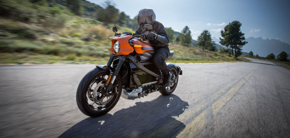 Ausrechnet Harley-Davidson ist im Reigen der etablierten Motorradhersteller mit seiner neuen Livewire ein Vorreiter in Sachen E-Mobilität. Ausrechnet Harley-Davidson ist im Reigen der etablierten Motorradhersteller mit seiner neuen Livewire ein Vorreiter in Sachen E-Mobilität.