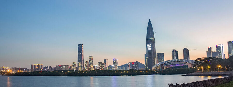 Die Skyline von Shenzen - in dieser jungen Stadt befindet sich der Sitz des Konzerns Huawei. Die Skyline von Shenzen - in dieser jungen Stadt befindet sich der Sitz des Konzerns Huawei.