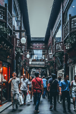 Nicht nur die Altstadt von Shanghai und die dort für Touristen angebotene Ware ist an China für US-Bürger und Europäer faszinierend. Aus China kommen etwa Klamotten, Elektroroller und jede Menge Hightech; Huawei liefert Antennen genauso wie Smartphones, Telekommunikations-Router, Server und Switches sowie Infrastruktursoftware und ist an vielen Open-Source-Projekten, auch führend, beteiligt. Nicht nur die Altstadt von Shanghai und die dort für Touristen angebotene Ware ist an China für US-Bürger und Europäer faszinierend. Aus China kommen etwa Klamotten, Elektroroller und jede Menge Hightech; Huawei liefert Antennen genauso wie Smartphones, Telekommunikations-Router, Server und Switches sowie Infrastruktursoftware und ist an vielen Open-Source-Projekten, auch führend, beteiligt.