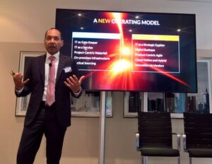 Sunny Gupta, CEO und Mitgründer von Apptio, erklärt den Besuchern des TBM Executive Strategy Forum in Frankfurt die neue Rolle der IT Sunny Gupta, CEO und Mitgründer von Apptio, erklärt den Besuchern des TBM Executive Strategy Forum in Frankfurt die neue Rolle der IT