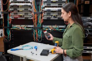 MPO-Verbindungen werden in kleinere Rechenzentren, bei 5G-Anwendungen und sogar in Apartments und Hotels verlegt. MPO-Verbindungen werden in kleinere Rechenzentren, bei 5G-Anwendungen und sogar in Apartments und Hotels verlegt.