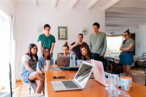 Wissensmanagement hilft Unternehmen, Wissen effizient zwischen Mitarbeitern weiterzugeben. Wissensmanagement hilft Unternehmen, Wissen effizient zwischen Mitarbeitern weiterzugeben.