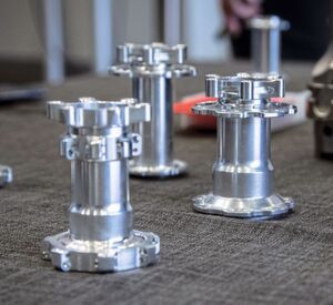Radnaben aus Aluminium, wie sie etwa im Profirennrad von Kirsten Wild und ihren Kolleginnen rotieren – hergestellt in wenigen Hin- und Herbewegungen ohne Werkzeugwechsel, mit dem High Dynamic Drehprozess mit Freeturn-Werkzeugen von Ceratizit, das man in Reutte im Rahmen der Open Days 2019 erstmals bestaunen konnte. Radnaben aus Aluminium, wie sie etwa im Profirennrad von Kirsten Wild und ihren Kolleginnen rotieren – hergestellt in wenigen Hin- und Herbewegungen ohne Werkzeugwechsel, mit dem High Dynamic Drehprozess mit Freeturn-Werkzeugen von Ceratizit, das man in Reutte im Rahmen der Open Days 2019 erstmals bestaunen konnte.