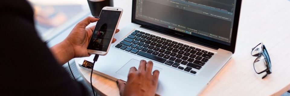 Headless Commerce ermöglicht beispielsweise leichteren Handel über mobile Endgeräte. Headless Commerce ermöglicht beispielsweise leichteren Handel über mobile Endgeräte.