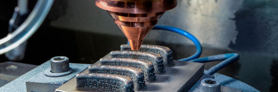 Mittels Laser-Pulver-Auftragschweißen lassen sich Bauteile aus verschiedenen Materialien integral fertigen. So können spezifische Materialien an genau den Orten platziert werden, an denen deren Eigenschaften benötigt werden. Dies stellt beispielweise leichtere, bessere und kostenreduzierte Schaufeln für Gasturbinen in Aussicht. Mittels Laser-Pulver-Auftragschweißen lassen sich Bauteile aus verschiedenen Materialien integral fertigen. So können spezifische Materialien an genau den Orten platziert werden, an denen deren Eigenschaften benötigt werden. Dies stellt beispielweise leichtere, bessere und kostenreduzierte Schaufeln für Gasturbinen in Aussicht.