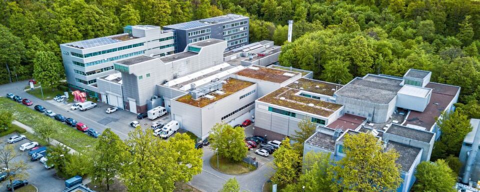In der Bildmitte oben ist das neue Gebäude (dunkelgrau) des Forschungsinstituts für Kraftfahrwesen und Fahrzeugmotoren Stuttgart (FKFS) in Stuttgart zu erkennen. In der Bildmitte oben ist das neue Gebäude (dunkelgrau) des Forschungsinstituts für Kraftfahrwesen und Fahrzeugmotoren Stuttgart (FKFS) in Stuttgart zu erkennen.