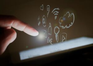 Mit Gesten sollen sich Smartphone & Co. noch einfacher bedienen lassen. Fraunhofer-Forscher haben dazu eine günstige Methode entwickelt, Abstände, Bewegungen und Gesten zu erfassen. Mit Gesten sollen sich Smartphone & Co. noch einfacher bedienen lassen. Fraunhofer-Forscher haben dazu eine günstige Methode entwickelt, Abstände, Bewegungen und Gesten zu erfassen.