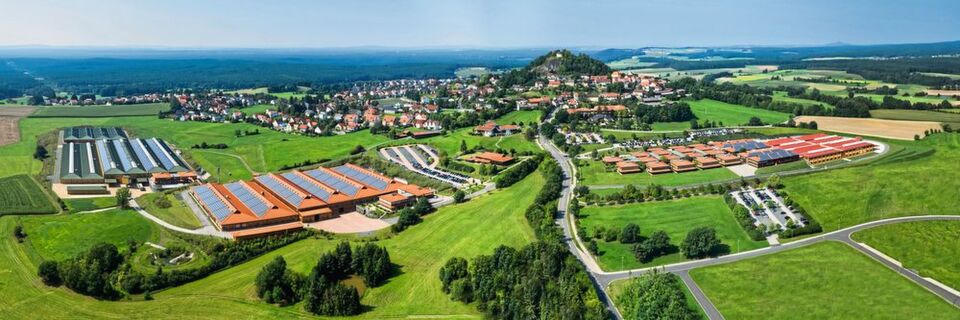 In Parkstein in der Oberpfalz schlägt das Herz des inhabergeführten Familienunternehmens Witron. Weltweit arbeiten über 3500 Mitarbeiter für den Intralogistikexperten (Stand: Ende 2018). In Parkstein in der Oberpfalz schlägt das Herz des inhabergeführten Familienunternehmens Witron. Weltweit arbeiten über 3500 Mitarbeiter für den Intralogistikexperten (Stand: Ende 2018).
