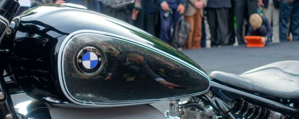 Die Tanklackierung erinnert an BMW-Motorräder längst vergangener Zeiten. Die Tanklackierung erinnert an BMW-Motorräder längst vergangener Zeiten.