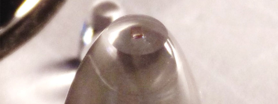 Ein Diamant auf einer parabolischen Lichtsammellinse ist der Hauptbestandteil des neuartigen Drehratensensors. Ein Diamant auf einer parabolischen Lichtsammellinse ist der Hauptbestandteil des neuartigen Drehratensensors.