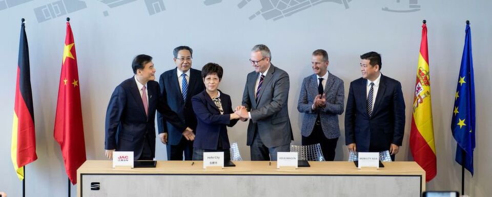 Mit dem Markteintritt von Seat und einem Smart-City-Projekt will VW seine Aktivitäten in China stärken. Eine entsprechende Vereinbarung wurde jetzt unterzeichnet. Mit dem Markteintritt von Seat und einem Smart-City-Projekt will VW seine Aktivitäten in China stärken. Eine entsprechende Vereinbarung wurde jetzt unterzeichnet.