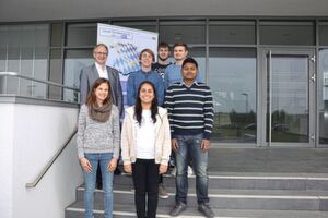 Abb.2: Prof. Frank Würthner und sein Team: (v.o.l.) Joachim Lindner, Max Roth, Niklas Noll, Dorothee Schindler, Ana-Lucía Meza, Dr. Suvendu Karak. Abb.2: Prof. Frank Würthner und sein Team: (v.o.l.) Joachim Lindner, Max Roth, Niklas Noll, Dorothee Schindler, Ana-Lucía Meza, Dr. Suvendu Karak.