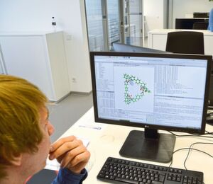 Abb.4: Joachim Lindner überprüft in theoretischen Modellrechnungen, warum die Katalysatoren des Teams so gut funktionieren. Die Erklärung: Durch die räumliche Nähe der Metallzentren bilden sich im Inneren des Makrozyklus leichter lose Wasserbrücken aus, über die dann ein Proton von einem Metallzentrum zum nächsten übertragen werden kann. Dies wirkt sich günstig auf die Reaktivität bei der Wasserspaltung aus. Abb.4: Joachim Lindner überprüft in theoretischen Modellrechnungen, warum die Katalysatoren des Teams so gut funktionieren. Die Erklärung: Durch die räumliche Nähe der Metallzentren bilden sich im Inneren des Makrozyklus leichter lose Wasserbrücken aus, über die dann ein Proton von einem Metallzentrum zum nächsten übertragen werden kann. Dies wirkt sich günstig auf die Reaktivität bei der Wasserspaltung aus.