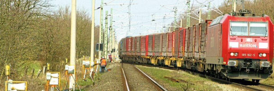 Um das Personal an der Schiene rechtzeitig vor herannahenden Zügen zu warnen, kommt ein Funkwarnsystem von Zöllner zum Einsatz. Um das Personal an der Schiene rechtzeitig vor herannahenden Zügen zu warnen, kommt ein Funkwarnsystem von Zöllner zum Einsatz.