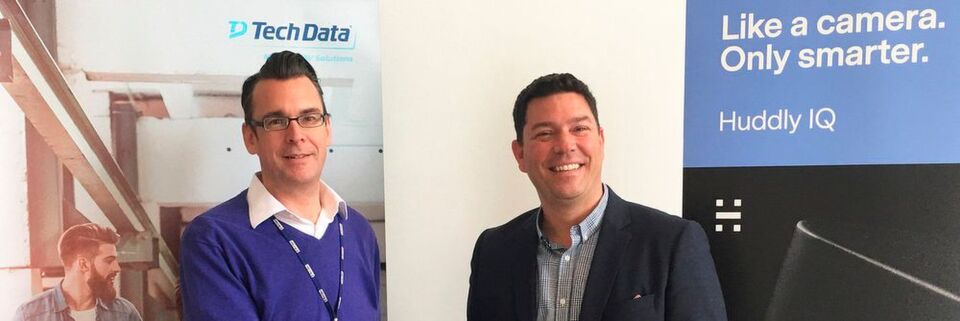 Christian List von Tech Data (links) und Martin Zimmer von Huddly nach der Vertragsunterzeichnung des Distributionsabkommens. Christian List von Tech Data (links) und Martin Zimmer von Huddly nach der Vertragsunterzeichnung des Distributionsabkommens.
