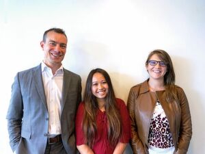 Avec de gauche à droite : Alexandre Catton, directeur du salon EPHJ-EPMT-SMT accompagné de Merly Magold et Céline Stadler, toutes deux en charge du contact avec les exposants ainsi que de différents projets liés à l’organisation du salon EPHJ-EPMT-SMT. Avec de gauche à droite : Alexandre Catton, directeur du salon EPHJ-EPMT-SMT accompagné de Merly Magold et Céline Stadler, toutes deux en charge du contact avec les exposants ainsi que de différents projets liés à l’organisation du salon EPHJ-EPMT-SMT.